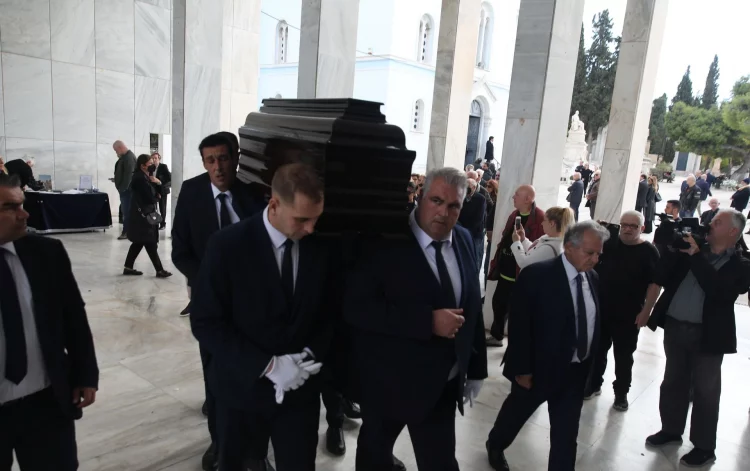 Συντριβή στην κηδεία του Μανούσου Μανουσάκη – Τι είπε η σύζυγός του για τις τελευταίες τους στιγμές