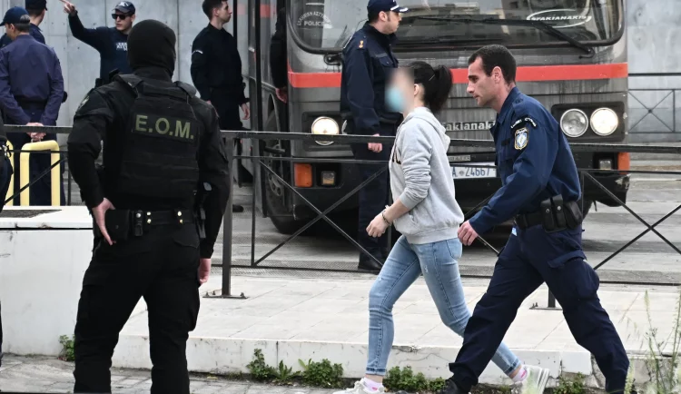 Κολωνός: Ξέσπασε η μητέρα της 12χρονης στη δίκη – «Είστε βιαστές!»