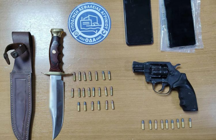 Φωτογραφία που δόθηκε στην δημοσιότητα από την Ελληνική Αστυνομία την Τρίτη 12 Νοεμβρίου 2024 και απεικονίζει όσα βρέθηκαν στην κατοχή άνδρα που συνελήφθη και κατηγορείται ανθρωποκτονία από πρόθεση γυναίκας στο Αγρίνιο. Σύμφωνα με την ανακοίνωση της ΕΛ.ΑΣ. συνελήφθη, στην Μυρτιά Αιτωλοακαρνανίας, από αστυνομικούς της Υποδιεύθυνσης Ασφάλειας Αγρινίου και της ΟΠΚΕ Αγρινίου με τη συνδρομή διαπραγματευτή της Διεύθυνσης Αστυνομίας Ακαρνανίας, ένας ημεδαπός άνδρας, σε βάρος του οποίου σχηματίστηκε, κακουργηματικού χαρακτήρα δικογραφία, για ανθρωποκτονία από πρόθεση και παράβαση του νόμου για τα όπλα. Ειδικότερα, χθες το βράδυ, στο Αγρίνιο, ο κατηγορούμενος πυροβόλησε με πυροβόλο όπλο ημεδαπή γυναίκα και την τραυμάτισε στην κοιλιακή χώρα, ενώ στη συνέχεια τράπηκε σε φυγή. Αστυνομικοί της ομάδας ΔΙ.ΑΣ. του Τμήματος Άμεσης Δράσης Αγρινίου μετέβησαν στον τόπο του εγκλήματος, όπου εντόπισαν τη γυναίκα να φέρει τραύματα στην κοιλιακή χώρα, κατονομάζοντας τον συλληφθέντα ως τον δράστη που την πυροβόλησε και συνέδραμαν για την άμεση διακομιδή της με σταθμό του Ε.Κ.Α.Β., στο Γενικό Νοσοκομ