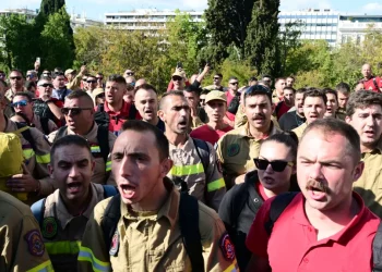 Οι εποχικοί πυροσβέστες ζητούν παραίτηση Κικίλια, που μιλά για «προβοκάτσια»