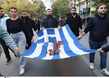 Πολυτεχνείο: Σε εξέλιξη η πορεία με την αιματοβαμμένη σημαία – Προσαγωγές από την ΕΛ.ΑΣ.