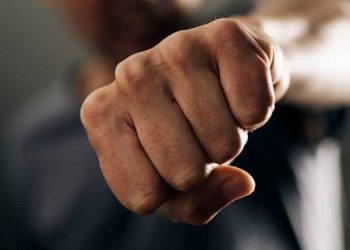 Ηράκλειο: Ξυλοκόπησε ανήλικο μαθητή έξω από σχολείο επειδή τον καθυστερούσε