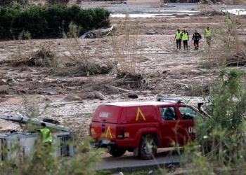 Πλημμύρες στη Βαλένθια: Σε γκαράζ, αυτοκίνητα, παραλίες… ακόμα και κάτω από πατώματα ψάχνουν για αγνοούμενους – 7.000 εθελοντές στην περιοχή