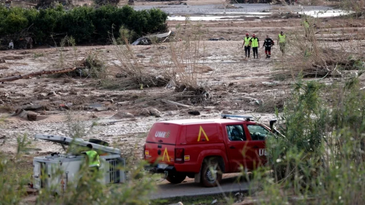 Πλημμύρες στη Βαλένθια: Σε γκαράζ, αυτοκίνητα, παραλίες… ακόμα και κάτω από πατώματα ψάχνουν για αγνοούμενους – 7.000 εθελοντές στην περιοχή