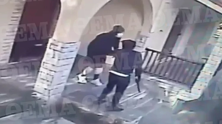 Αττική: Βίντεο ντοκουμέντα από τη δράση συμμορίας Ρομά που εισέβαλε σε σπίτια με κλοτσιές στις πόρτες