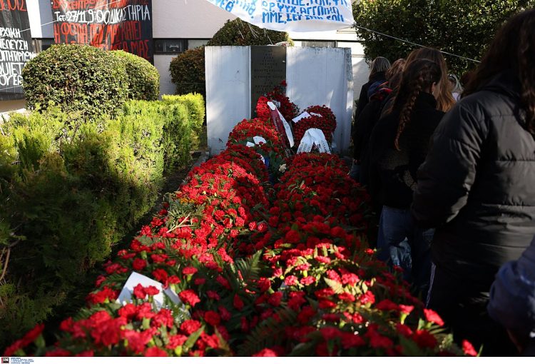 Θεσσαλονίκη: Πλήθος κόσμου τιμά την επέτειο της εξέγερσης του Πολυτεχνείου – ΕΙΚΟΝΕΣ