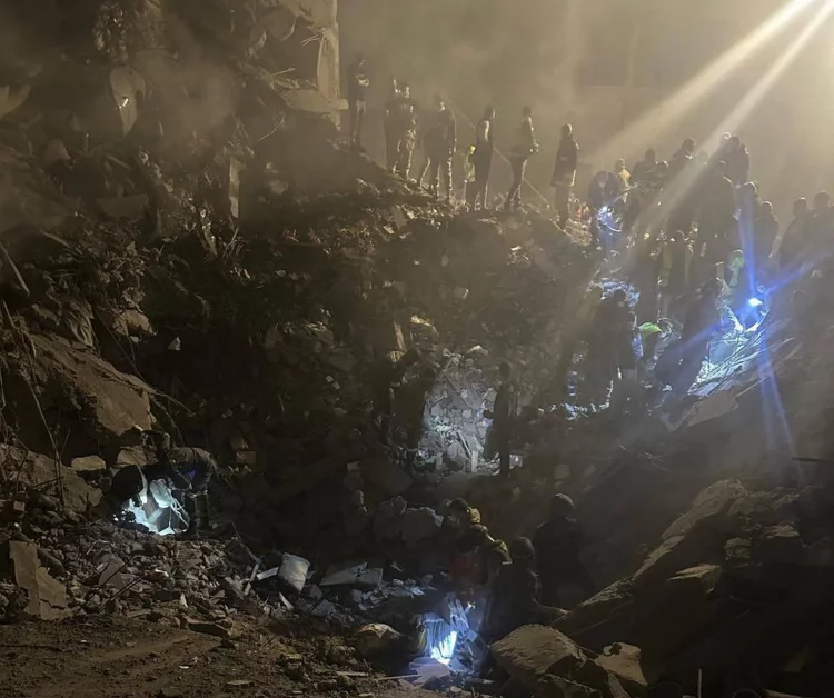 Βηρυτός: Τουλάχιστον τέσσερις νεκροί από σφοδρό χτύπημα σε οκταώροφη πολυκατοικία – Ήταν στόχος κορυφαίο στέλεχος της Χεζμπολάχ;