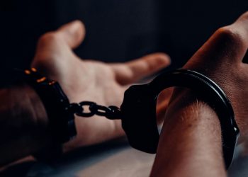 Στερεά Ελλάδα: Σύλληψη υπαλλήλου της Περιφέρειας για υποθέσεις καυσίμων – Κρατείται και συνεργός του