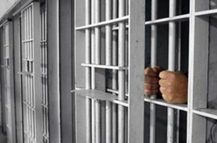 Στη φυλακή 40χρονος πατέρας που μαστίγωσε την κόρη του με καλώδιο