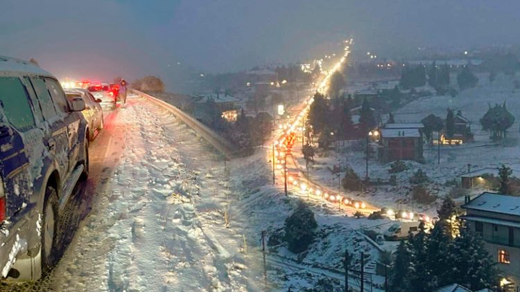 Γιατί μείνανε τα ηλεκτρικά αυτοκίνητα στην Αράχωβα και προκλήθηκε το χάος