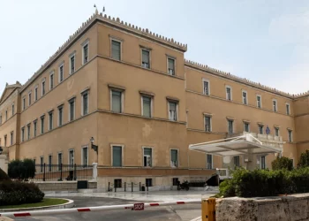 Αστυνομικός – Βουλή: «Έλεγε πως θα σκότωνε εμένα και τα παιδιά μου, πάντα ήταν βίαιος» – Όσα καταγγέλλει η σύζυγος του 45χρονου