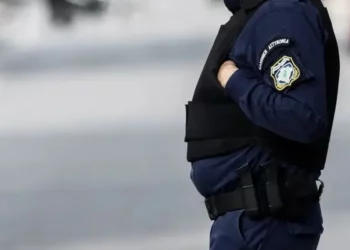 Σε διαθεσιμότητα ο αστυνομικός που συνελήφθη για ενδοοικογενειακή βία, «καθαρός» ο φάκελός του