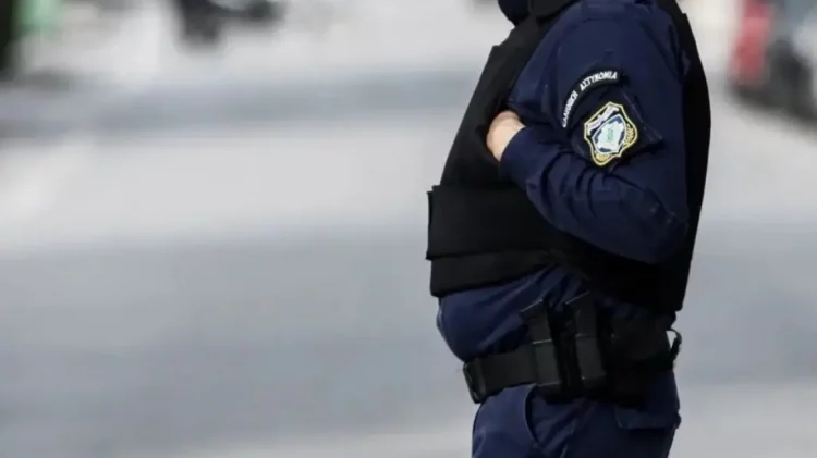 Σε διαθεσιμότητα ο αστυνομικός που συνελήφθη για ενδοοικογενειακή βία, «καθαρός» ο φάκελός του