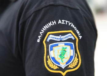 «Τα παιδιά μου θα έχουν καλύτερη μοίρα σε ιδρύματα από το να έμεναν στο σπίτι», είπε η σύζυγος του αστυνομικού της Βουλής