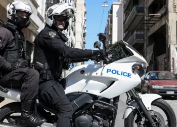 Ανώτερος υπάλληλος της ΑΑΔΕ σε κύκλωμα παράνομων επιστροφών ΦΠΑ – 12 συλλήψεις