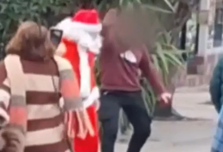 Ο αστυνομικός που φέρεται να επιτέθηκε σε πολίτες και να χαιρέτισε ναζιστικά έκανε μήνυση σε εθελοντή Άη Βασίλη και αντιδήμαρχο