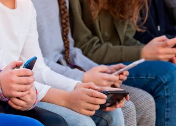 Η κυβέρνηση παρουσιάζει εργαλεία γονικού ελέγχου κατά του εθισμού των ανηλίκων στα social media – Ευρωπαϊκές πρωτοβουλίες από Μητσοτάκη