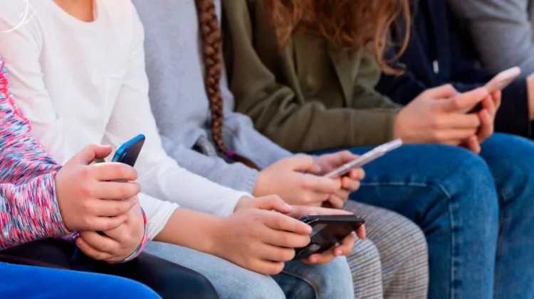 Η κυβέρνηση παρουσιάζει εργαλεία γονικού ελέγχου κατά του εθισμού των ανηλίκων στα social media – Ευρωπαϊκές πρωτοβουλίες από Μητσοτάκη