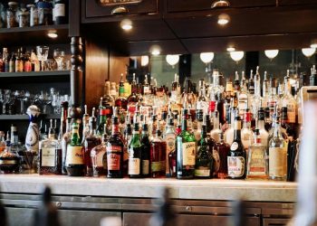 Υπόθεση λαθρεμπορίας ποτών: Προφυλακιστέος ο υπάλληλος της ΑΑΔΕ και τρεις ακόμη