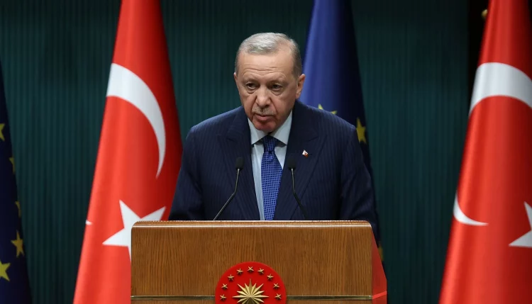 Νέες απειλές κατά των Κούρδων εξαπολύει ο Ερντογάν: «Θα καταθέσουν τα όπλα τους ή θα θαφτούν με αυτά»