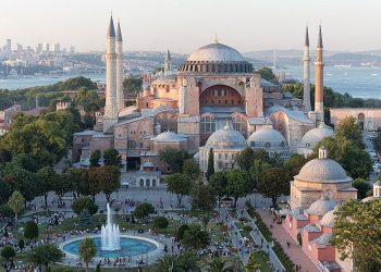 Σπουδαστές της Σχολής Ικάρων άνοιξαν ελληνική σημαία στην Αγιά Σοφιά και συνελήφθησαν