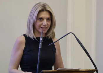 Οργή Μαρίας Καρυστιανού για το ξήλωμα των 58 καρφιών – «Συνεχίζετε να επιδεικνύετε ύβρη απέναντι στους νεκρούς»