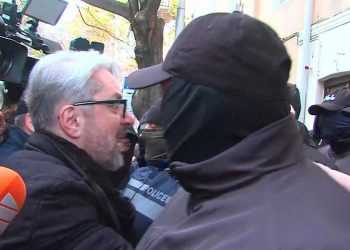 Γεωργία: Έφοδος της αστυνομίας στην έδρα κόμματος της αντιπολίτευσης – Ξυλοκοπήθηκε ο αρχηγός – ΒΙΝΤΕΟ