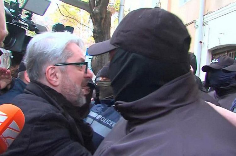 Γεωργία: Έφοδος της αστυνομίας στην έδρα κόμματος της αντιπολίτευσης – Ξυλοκοπήθηκε ο αρχηγός – ΒΙΝΤΕΟ