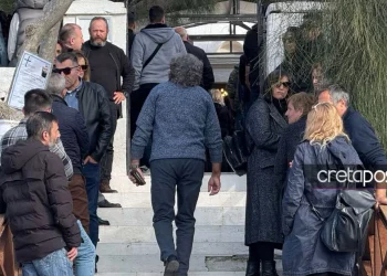 Σπάραξε η μάνα της 36χρονης Ράνιας στην κηδεία: «Δολοφόνε, πάει το παιδί μου!»