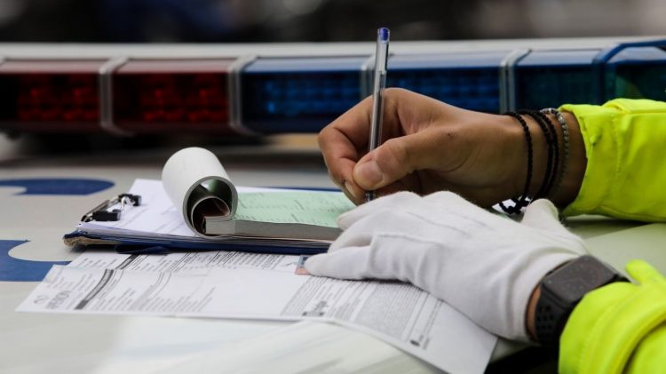 Νέος ΚΟΚ: Μειώνεται το όριο ταχύτητας από 50 σε 30 χλμ. εντός του αστικού ιστού – Αυστηρές ποινές για τη ΛΕΑ