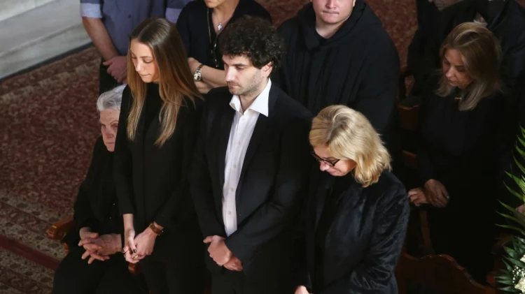 Κώστας Χαρδαβέλλας – Κηδεία: Συγκίνηση στο τελευταίο αντίο στον δημοσιογράφο στο Παλαιό Φάληρο