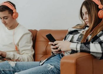 Ανησυχία για την εξάρτηση των νέων από το Διαδίκτυο – Περνούν μέχρι και 9 ώρες μπροστά από οθόνες