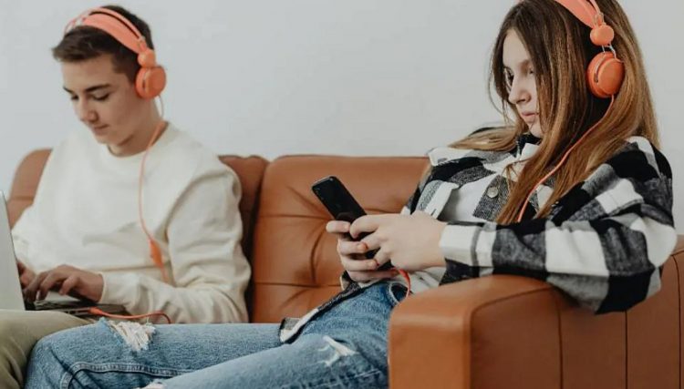 Ανησυχία για την εξάρτηση των νέων από το Διαδίκτυο – Περνούν μέχρι και 9 ώρες μπροστά από οθόνες