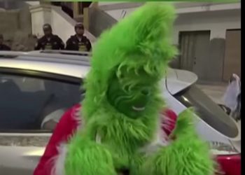 Περού: Αστυνομικός ντύθηκε… Grinch για να συλλάβει εμπόρους ναρκωτικών – BINTEO