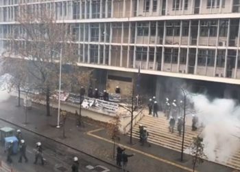 Θεσσαλονίκη: Επίθεση της αστυνομίας σε συγκεντρωμένους στο Δικαστικό Μέγαρο (Video)