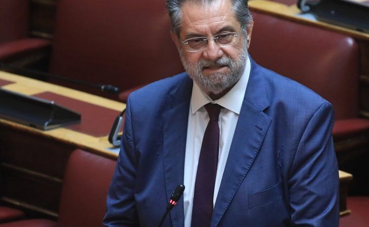 Βουλευτής του ΣΥΡΙΖΑ μιλούσε μέσω τηλεδιάσκεψης σε συνεδρίαση Επιτροπής ενώ οδηγούσε – ΒΙΝΤΕΟ