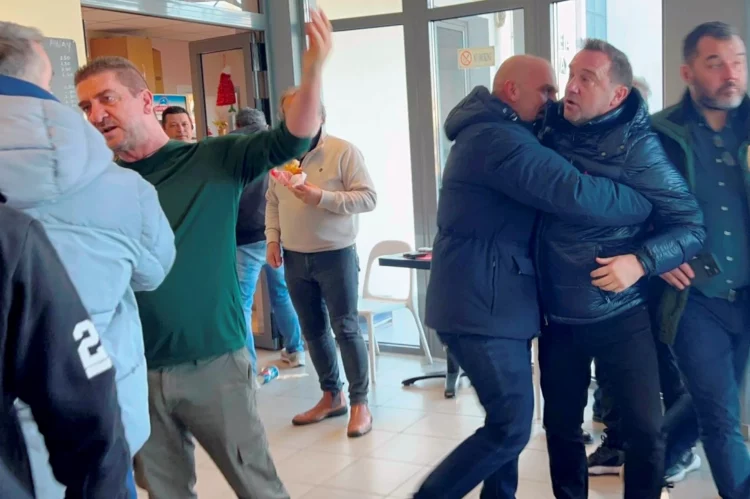 Λάρισα: Συγγενείς θυμάτων των Τεμπών προπηλάκισαν τον Κώστα Αγοραστό – Φυγαδεύτηκε με περιπολικό