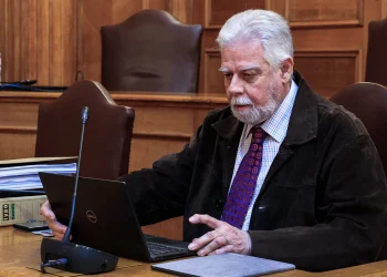 Ποινική δίωξη σε στέλεχος του υπ. Μεταφορών για τα Τέμπη – Εξηγήσεις εκλήθη να δώσει ο Τερεζάκης για τα βίντεο