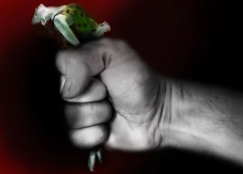 Θεσσαλονίκη: Καταδικάστηκε αλλά αφέθηκε ελεύθερος νταής που απείλησε και χτύπησε μάνα και κόρη – Τους είπε να φύγουν από το σπίτι