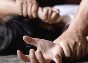 Πάτρα: «Με βίαζε ο πατέρας μου και η μητέρα μου συμμετείχε» – 11 χρόνια μετά η κόρη της οικογένειας σπάει τη σιωπή της