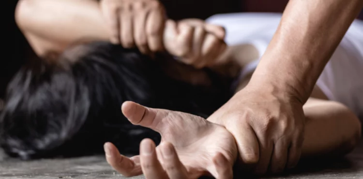 Πάτρα: «Με βίαζε ο πατέρας μου και η μητέρα μου συμμετείχε» – 11 χρόνια μετά η κόρη της οικογένειας σπάει τη σιωπή της