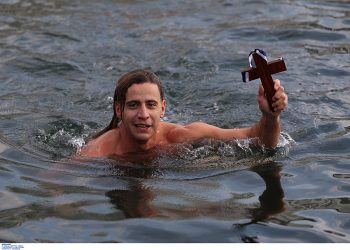 Θεσσαλονίκη – Aγιασμός των Υδάτων: 25χρονος από την Πάτρα έπιασε τον Σταυρό – Η συγκινητική ιστορία του μικρού Αντώνη