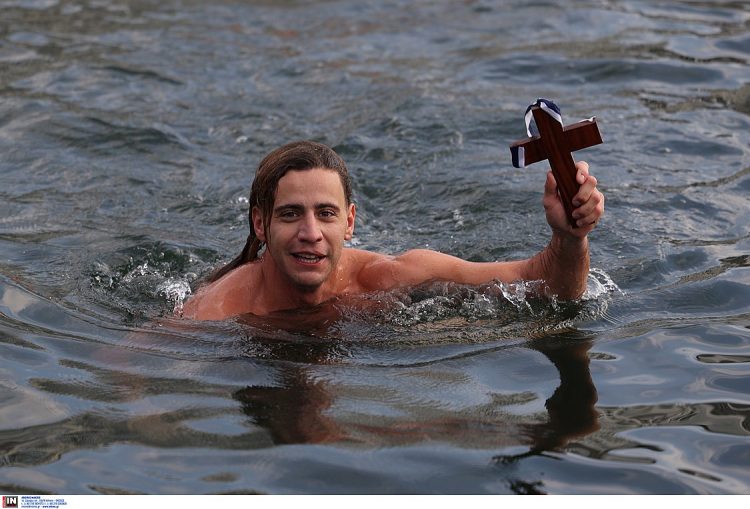 Θεσσαλονίκη – Aγιασμός των Υδάτων: 25χρονος από την Πάτρα έπιασε τον Σταυρό – Η συγκινητική ιστορία του μικρού Αντώνη