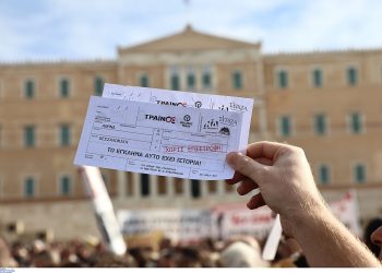 «Δεν έχω οξυγόνο»: Σε εξέλιξη η συγκέντρωση στο Σύνταγμα για τα θύματα της τραγωδίας των Τεμπών