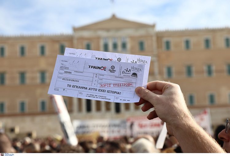 «Δεν έχω οξυγόνο»: Σε εξέλιξη η συγκέντρωση στο Σύνταγμα για τα θύματα της τραγωδίας των Τεμπών