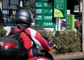 Βουλή: Έρχεται απαγόρευση πώλησης καυσίμων σε μοτοσικλετιστές χωρίς κράνος