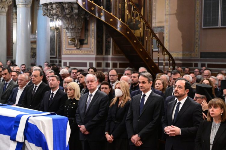 Από τον Σημίτη στον Μητσοτάκη: Η Κληρονομιά της Διαπλοκής στη Σύγχρονη Πολιτική