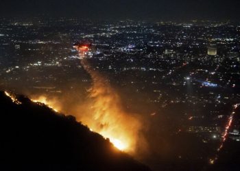 «Οι φλόγες έκαψαν τα όνειρά μας»: Εικόνες Αποκάλυψης στο Λος Άντζελες – Εκτός ελέγχου οι φονικές πυρκαγιές (Photos – Videos)