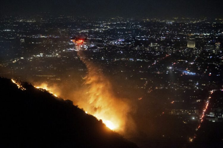 «Οι φλόγες έκαψαν τα όνειρά μας»: Εικόνες Αποκάλυψης στο Λος Άντζελες – Εκτός ελέγχου οι φονικές πυρκαγιές (Photos – Videos)