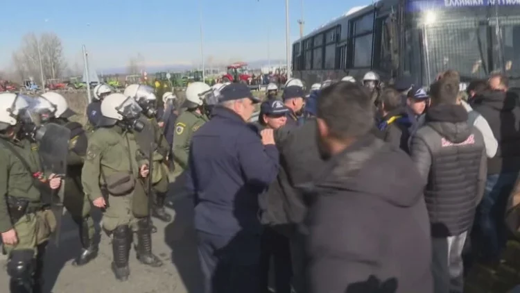 Eπεισόδια αγροτών – ΜΑΤ στην Καρδίτσα: «Δεν μπορεί να δρα αυτόνομα ο κάθε ΜΑΤατζής» (Video)